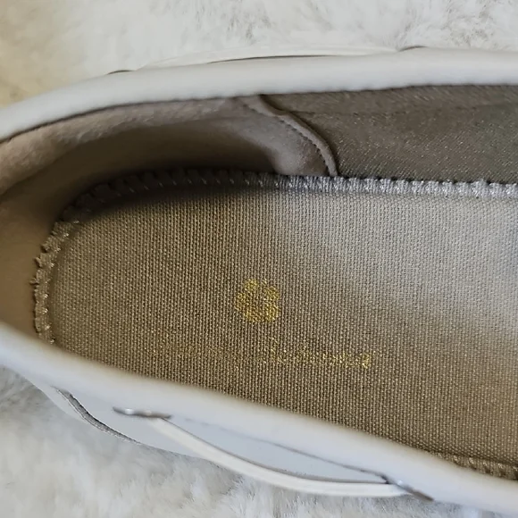 NWT! Tommy Bahama Women's Cream Moccasins - Picture 13 of 16